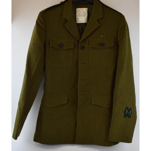 542 - Vintage military army uniform dress jacket, Royal Irish Rangers. Size 182/92/76.