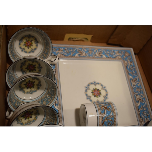 219D - Wedgwood Florentine / Turquoise Florentine pattern tea ware to include a coffee pot, 2 dinner plates... 