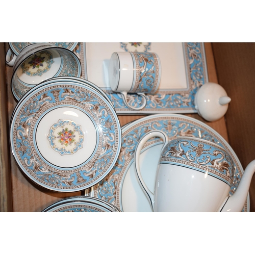 219D - Wedgwood Florentine / Turquoise Florentine pattern tea ware to include a coffee pot, 2 dinner plates... 