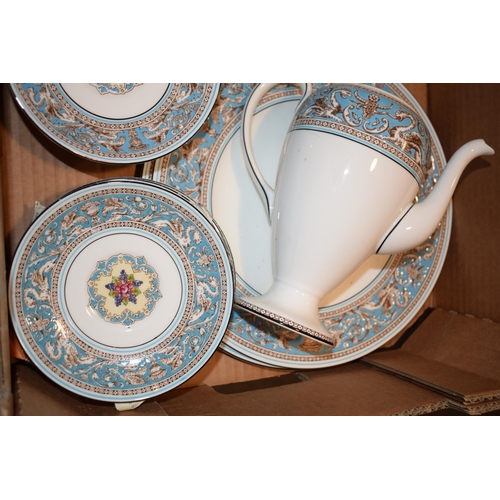 219D - Wedgwood Florentine / Turquoise Florentine pattern tea ware to include a coffee pot, 2 dinner plates... 