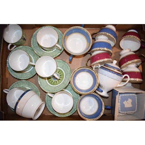 219F - Wedgwood tea ware to include Millenium pattern cups and saucers, Valencia lidded sugar, Jasperware, ... 