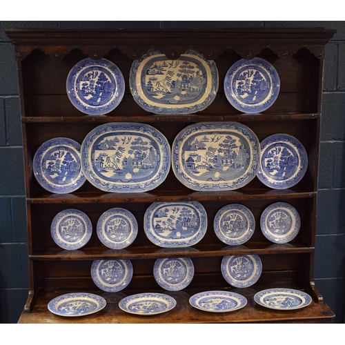 108A - A collection of 19th century and later blue and white pottery, in the Blue Willow pattern to include... 