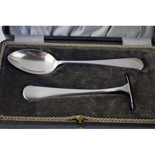 227A - A cased christening set to include a spoon and pusher, Birmingham 1921, 39.3 grams, with a set of 6 ... 