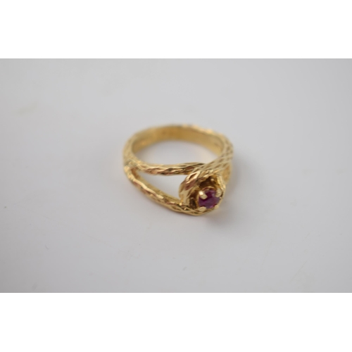 290G - 9ct gold dress ring set with red stone, 4.2 grams, size K/L.