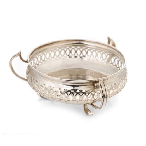 100 - Silver pierced decoration dish with three handles, Birmingham 1921, Syner & Beddoes, 115.4 grams.