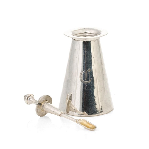 102 - Silver cayenne pepper / spice pot, Sheffield 1902, W Hutton, 24.5 grams, 6cm tall.