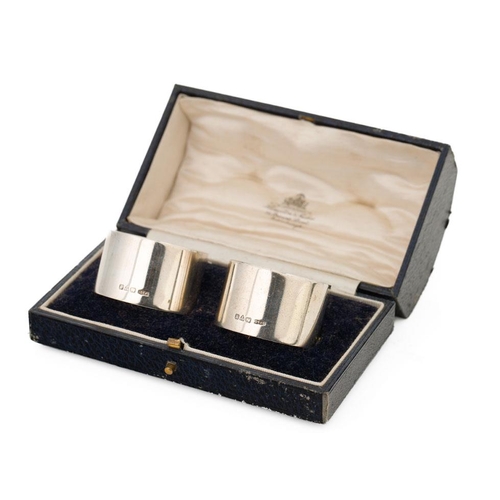 129 - Cased pair of silver napkin rings, Chester 1931, CP & Co, 63.7 grams.