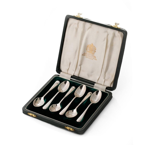 135 - A cased set of 6 silver rat tail tea spoons, Birmingham 1959, 104.1 grams.