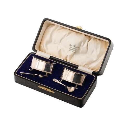 136 - Cased pair of silver salts, with blue glass liners with silver spoons, London 1923, 49.5 grams.