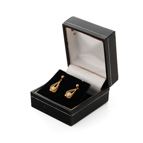 213 - 9ct and 22ct gold drop earrings with cultured pearls, gorss weight 1.3 grams.