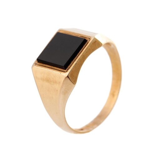 336 - 9ct gold gents signet ring with onyx, 2.8 grams, size R/S.