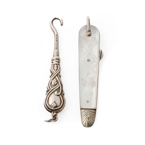 61 - A pair of miniature silver button hooks to include a Birmingham 1908 Aide & Lovekin example with a S... 