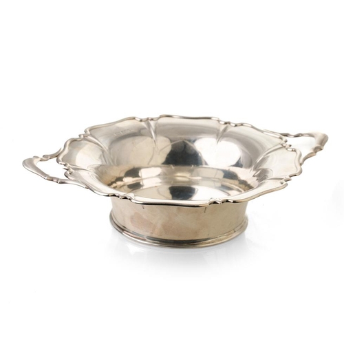 84 - Hallmarked silver table centrepiece / two handled bowl, with shaped edge, 769.2 grams / 24.73 oz, 35... 