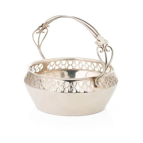 99 - Silver sugar basket with pierced decoration and handle, Birmingham 1904, F&D, 97.6 grams.