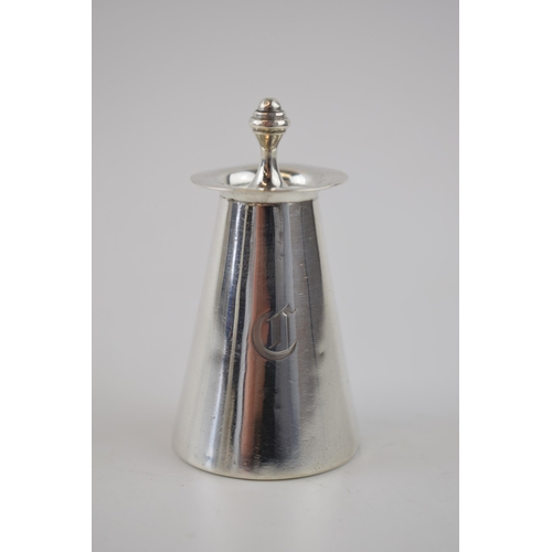 102 - Silver cayenne pepper / spice pot, Sheffield 1902, W Hutton, 24.5 grams, 6cm tall.