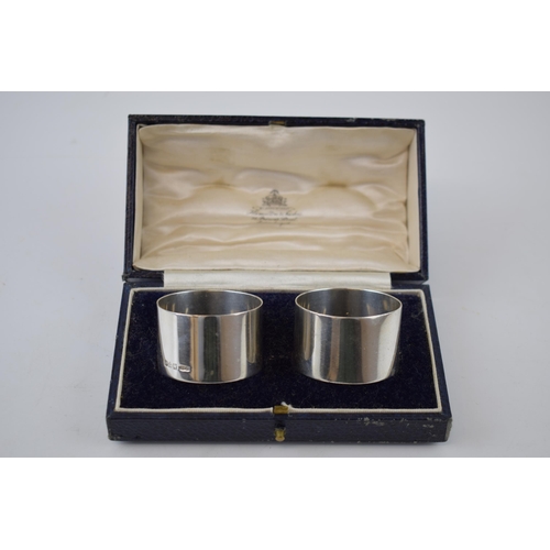 129 - Cased pair of silver napkin rings, Chester 1931, CP & Co, 63.7 grams.