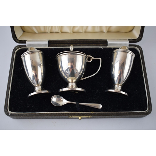 133 - Cased siler 3 piece condiment set, with plastic / bakelite linings, Birmingham 1939, J Gloster Ltd, ... 