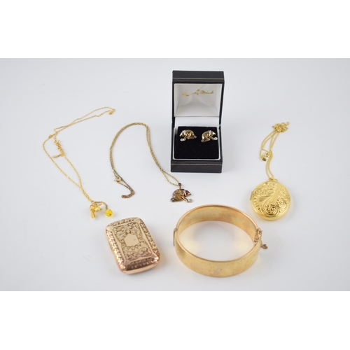 207 - A collection of silver jewellery to include gold plated items such as a necklace, a metal core bangl... 