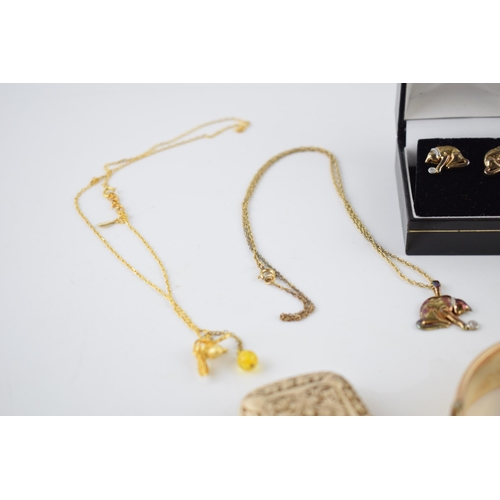 207 - A collection of silver jewellery to include gold plated items such as a necklace, a metal core bangl... 