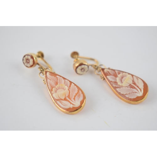 208 - Very fine pair of well carved cameo drop earrings, set in 14k gold, weight 5.6g, height 40mm.