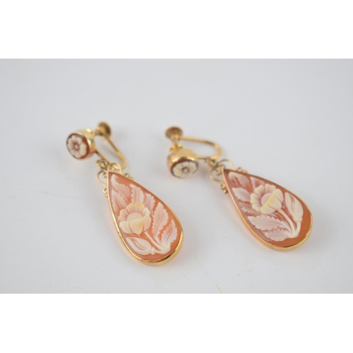 208 - Very fine pair of well carved cameo drop earrings, set in 14k gold, weight 5.6g, height 40mm.