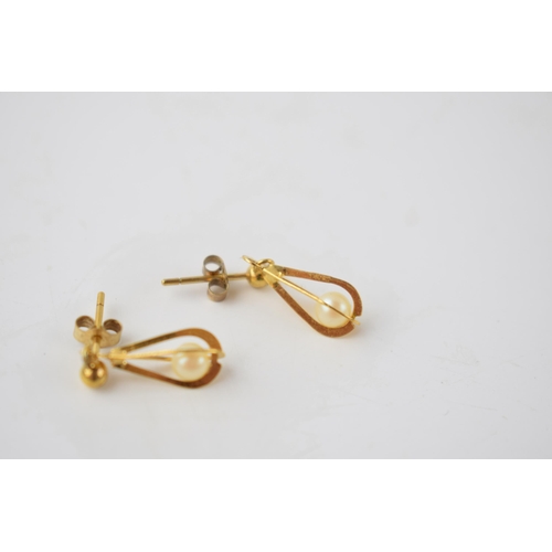 213 - 9ct and 22ct gold drop earrings with cultured pearls, gorss weight 1.3 grams.