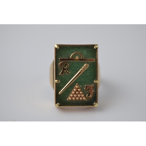 271 - Unusual 9ct gold mens ring, decorated with snooker related gold overlay, on jade (or similar) insert... 