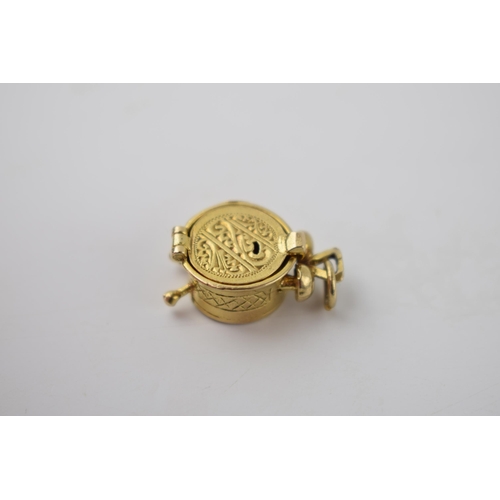 288 - 9ct gold charm in the form a mantle clock, opens to rear, 5.0 grams.