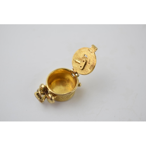 288 - 9ct gold charm in the form a mantle clock, opens to rear, 5.0 grams.