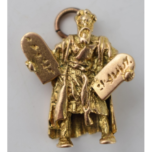 289 - 9ct gold charm, potentially in the form of Moses with the Stone Tablets from Mount Sinai, 6.1 grams.