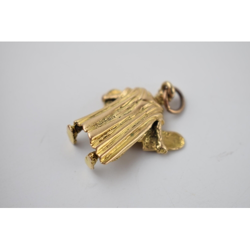 289 - 9ct gold charm, potentially in the form of Moses with the Stone Tablets from Mount Sinai, 6.1 grams.