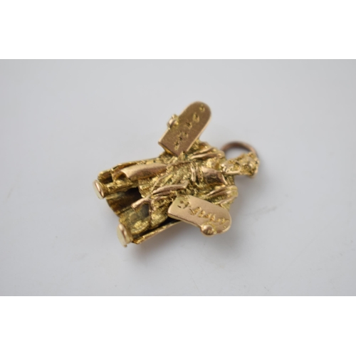 289 - 9ct gold charm, potentially in the form of Moses with the Stone Tablets from Mount Sinai, 6.1 grams.