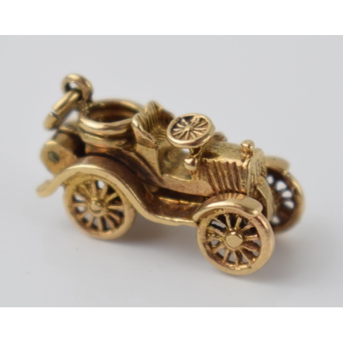 291 - 9ct gold charm in the form of an old fashioned car, 5.3 grams.