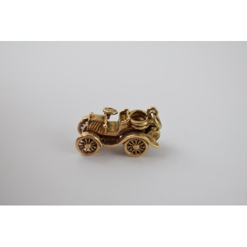 291 - 9ct gold charm in the form of an old fashioned car, 5.3 grams.