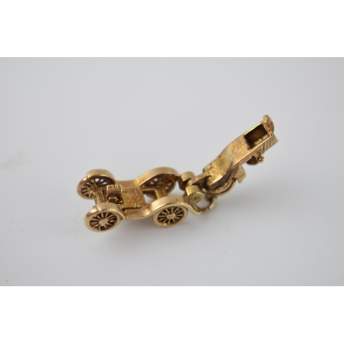 291 - 9ct gold charm in the form of an old fashioned car, 5.3 grams.