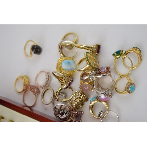 293 - An good collection of over 75 sterling silver gemset ring to include various styles and sizes, some ... 