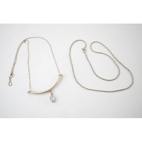 307 - Silver necklace with moonstone pendant with a silver chain, 10.4 grams (2).