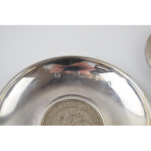 53 - Silver pin dish with mounted 1977 crown, Birmingham 1977, 47.7 grams, with a silver compact with eng... 