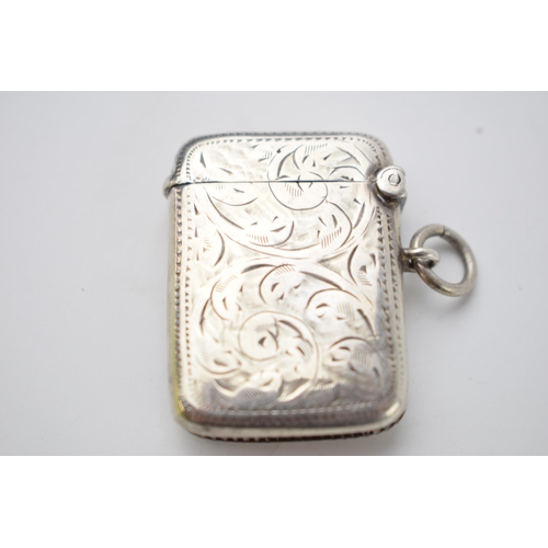 69 - Hallmarked silver vesta case with engraved decoration in the form of a heart, 16.0 grams, Birmingham... 