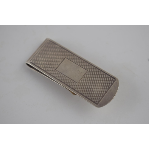 72 - Silver money clip with engineered decoration, 17.2 grams.