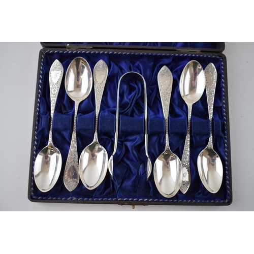 86 - Hallmarked silver set to include 6 spoons and a pair of tongs, 75.0 grams, with bright cut decoratio... 