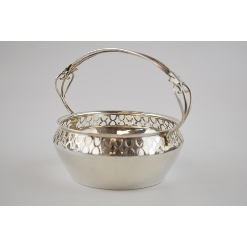 99 - Silver sugar basket with pierced decoration and handle, Birmingham 1904, F&D, 97.6 grams.