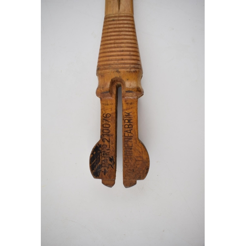 479 - Weft bobbing tool in wood +Pat No 210076 MASCHINENFABRIK. Of textiles interest. Length 22cm.