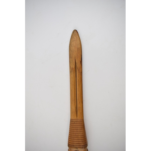 479 - Weft bobbing tool in wood +Pat No 210076 MASCHINENFABRIK. Of textiles interest. Length 22cm.