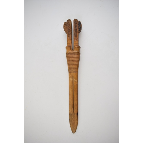 479 - Weft bobbing tool in wood +Pat No 210076 MASCHINENFABRIK. Of textiles interest. Length 22cm.