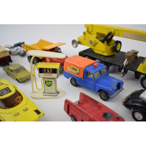 457 - A collection of vintage die cast model toy collectables to include Matchbox, Dinky, Lesney, Corgi an... 