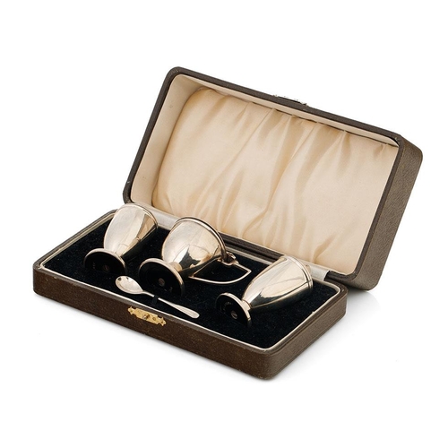 213 - Cased silver 3 piece condiment set, with plastic / bakelite linings, Birmingham 1939, J Gloster Ltd,... 