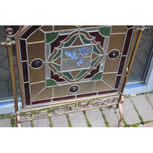 287 - Arts and Crafts firescreen with copper and brass decoration and stained glass insert with floral des... 