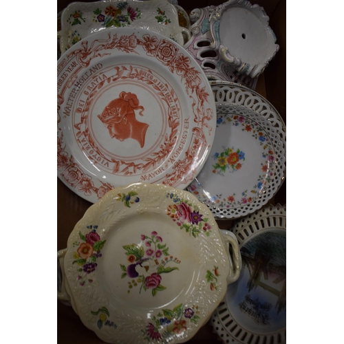 133 - A mixed tray of ceramics to include Meissen style base, pierced plates, dinner ware, possibly Newhal... 