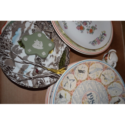 163 - A mixed collection of ceramic items to include Wedgewood plates and Jasperware items. (Qty)